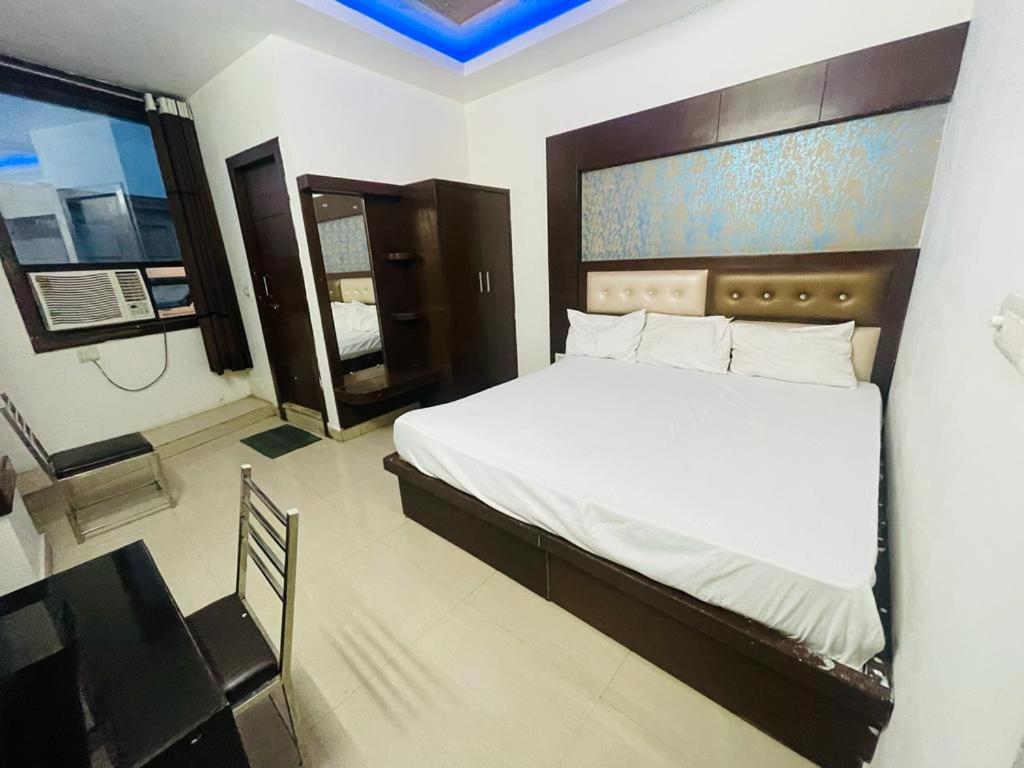 Premium Boston Rooms Family Hotel Agra (Uttar Pradesh) Exterior foto